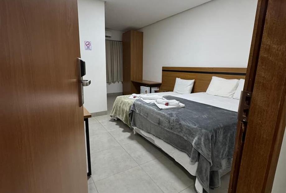 quarto stand.jpeg com cama de solteiro.jpeg