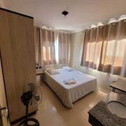 Quarto casal com banheiro compartilhado