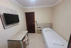 Quarto individual banheiro compartilhado