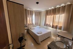 Quarto casal com banheiro compartilhado