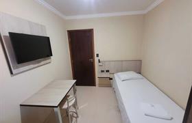 Quarto individual banheiro compartilhado do Hotel Globo