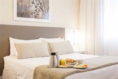 Luxo Casal - 1 Cama Queen e 1 Sofá Cama