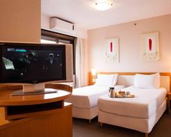 Standard Twin - 2 Camas Solteiro e 1 Sofá Cama