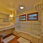 Suíte Luxo com Banheira de Hidromassagem