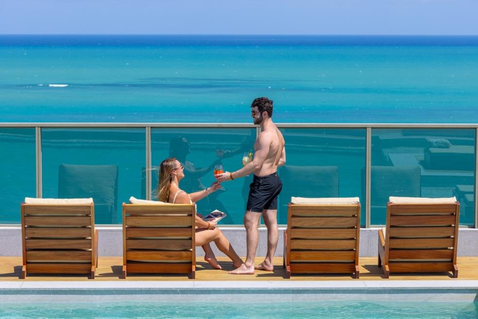 casal_piscina_rooftop_1mb.jpg