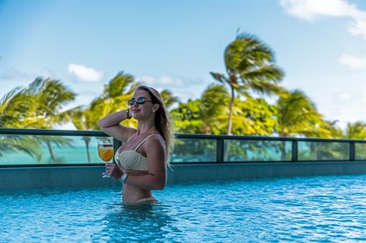 mulher_drink_piscina_lazer_1mb.jpg