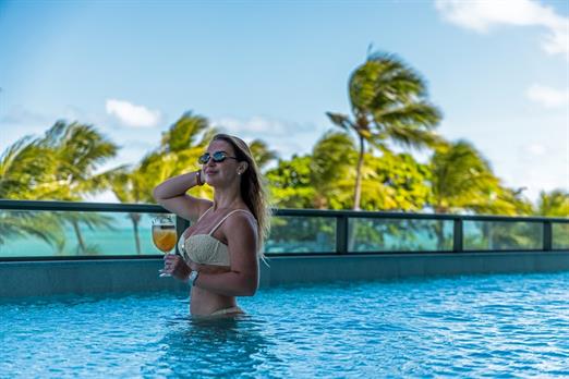 mulher_drink_piscina_lazer_1mb.jpg