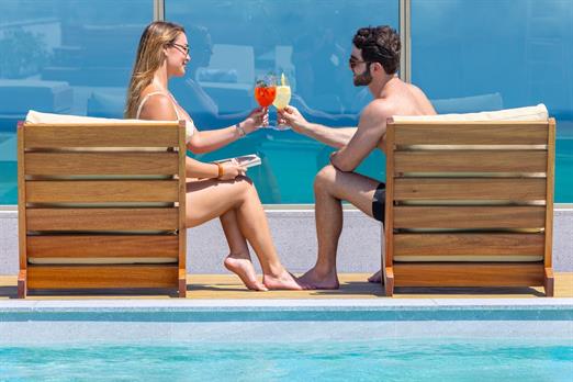 casal_piscina_rooftop_drinks_1mb.jpg