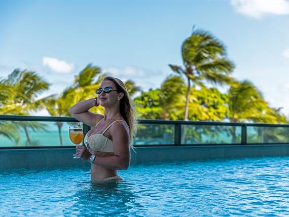 mulher_drink_piscina_lazer_1mb.jpg
