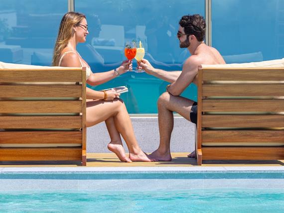 casal_piscina_rooftop_drinks_1mb.jpg