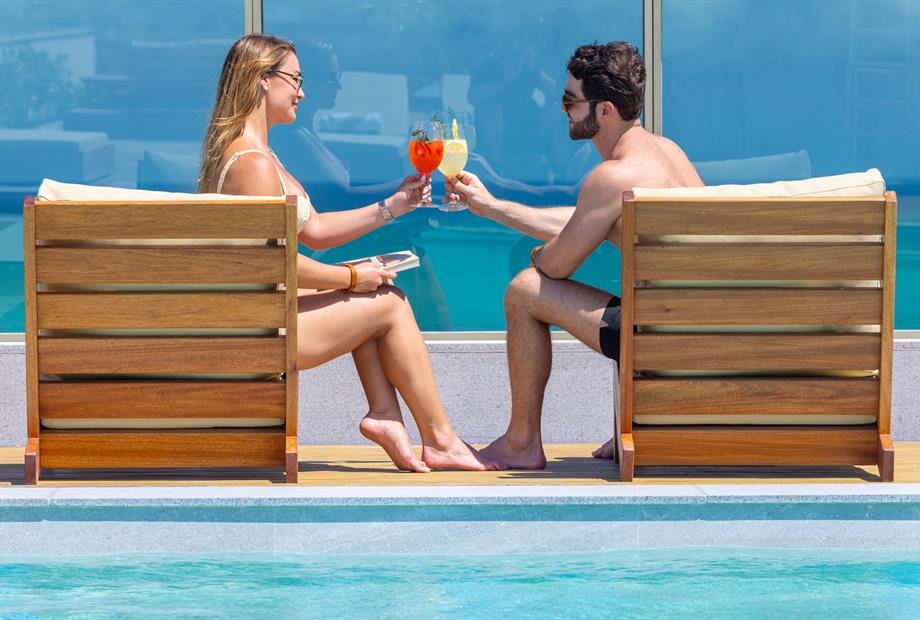 casal_piscina_rooftop_drinks_1mb.jpg