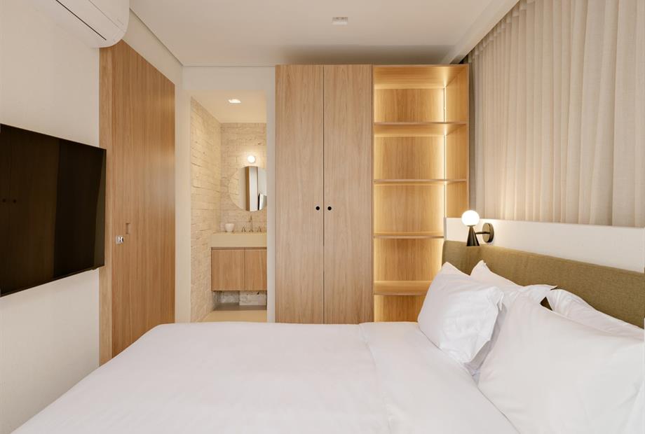 quarto de casal e banheiro.jpeg