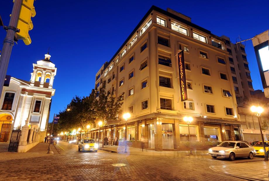 23- fachada de nocheeeeeeeeeeeee.jpg