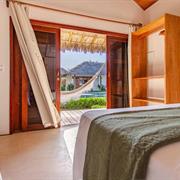 Bangalô triplo com ducha ao ar livre