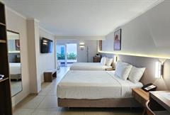 VISTA PARA A PISCINA CAMA DE CASAL COMPLETA