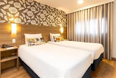 Luxo Twin - 2 Camas Solteiro e 1 Sofá Cama, com sacada