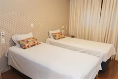 Standard Twin - 2 Camas Solteiro e 1 Sofá Cama, com sacada