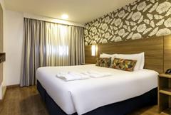 Luxo Casal - 1 Cama Queen e 1 Sofá Cama, com sacada