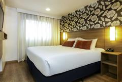 Premium Casal - 1 Cama Queen e 1 Sofá Cama, com sacada