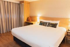 Luxo Casal PcD - 1 Cama Queen e 1 Sofá-Cama, com sacada