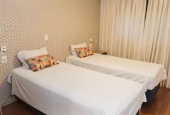 Standard Twin - 2 Camas Solteiro e 1 Sofá Cama, com sacada