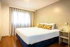 Standard Casal - 1 Cama Queen e 1 Sofá Cama, com sacada