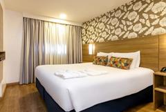Luxo Casal - 1 Cama Queen e 1 Sofá Cama, com sacada