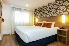 Premium Casal - 1 Cama Queen e 1 Sofá Cama, com sacada