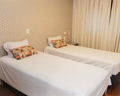 Standard Twin - 2 Camas Solteiro e 1 Sofá Cama, com sacada