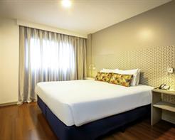 Standard Casal - 1 Cama Queen e 1 Sofá Cama, com sacada