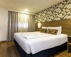 Luxo Casal - 1 Cama Queen e 1 Sofá Cama, com sacada