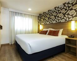 Premium Casal - 1 Cama Queen e 1 Sofá Cama, com sacada