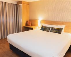 Luxo Casal PcD - 1 Cama Queen e 1 Sofá-Cama, com sacada