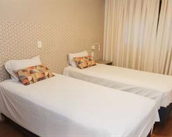 Standard Twin - 2 Camas Solteiro e 1 Sofá Cama, com sacada