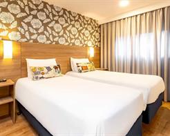 Luxo Twin - 2 Camas Solteiro e 1 Sofá Cama, com sacada