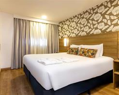 Luxo Casal - 1 Cama Queen e 1 Sofá Cama, com sacada