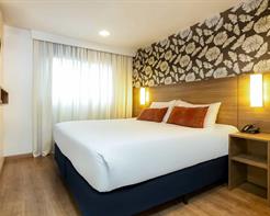 Premium Casal - 1 Cama Queen e 1 Sofá Cama, com sacada