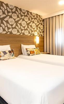 Luxo Twin - 2 Camas Solteiro e 1 Sofá Cama, com sacada