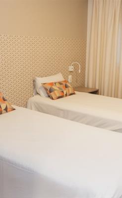 Standard Twin - 2 Camas Solteiro e 1 Sofá Cama, com sacada