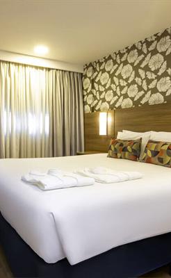 Luxo Casal - 1 Cama Queen e 1 Sofá Cama, com sacada