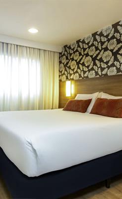 Premium Casal - 1 Cama Queen e 1 Sofá Cama, com sacada