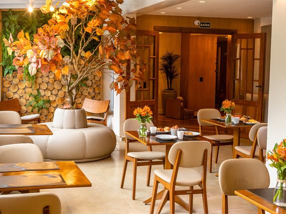 hotel champet 04-25-84.jpg