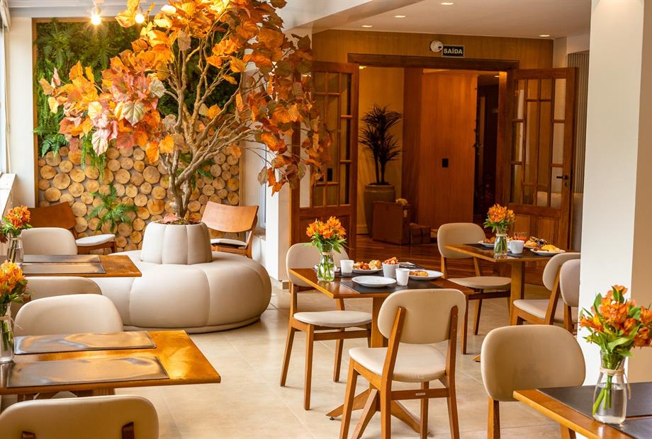 hotel champet 04-25-84.jpg