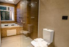 Apartamento Master com Varanda, Banheira de Hidromassagem e Cama King