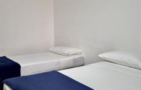 Habitación Doble Estándar de Las Brisas Beach Hotel – GRUPO GR