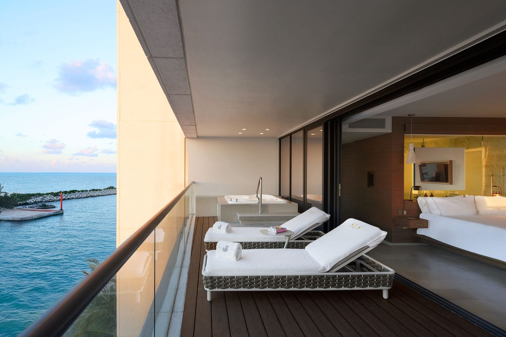 Euphoria Corner Suite Marina View King - euphoria_corner_suite_marina_view_king_2.jpg