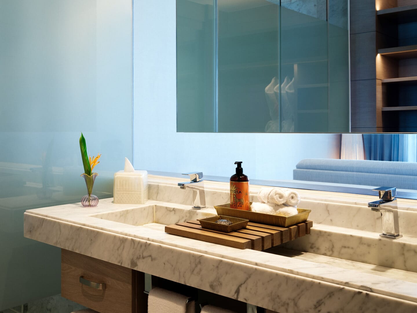 Captivate Swim-out Family Style Two-bedroom - 14_delight_bathroom sink.jpg