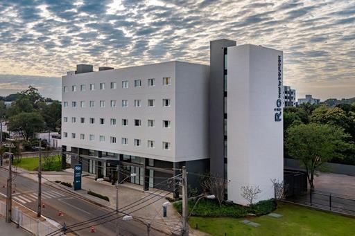 a.rhasu_fachada frontal izquierda.jpg