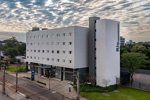 a.rhasu_fachada frontal izquierda.jpg