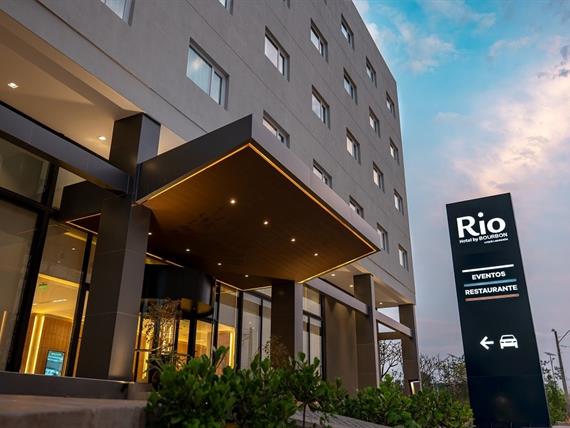 a. rhasu_fachada_tótem.jpg